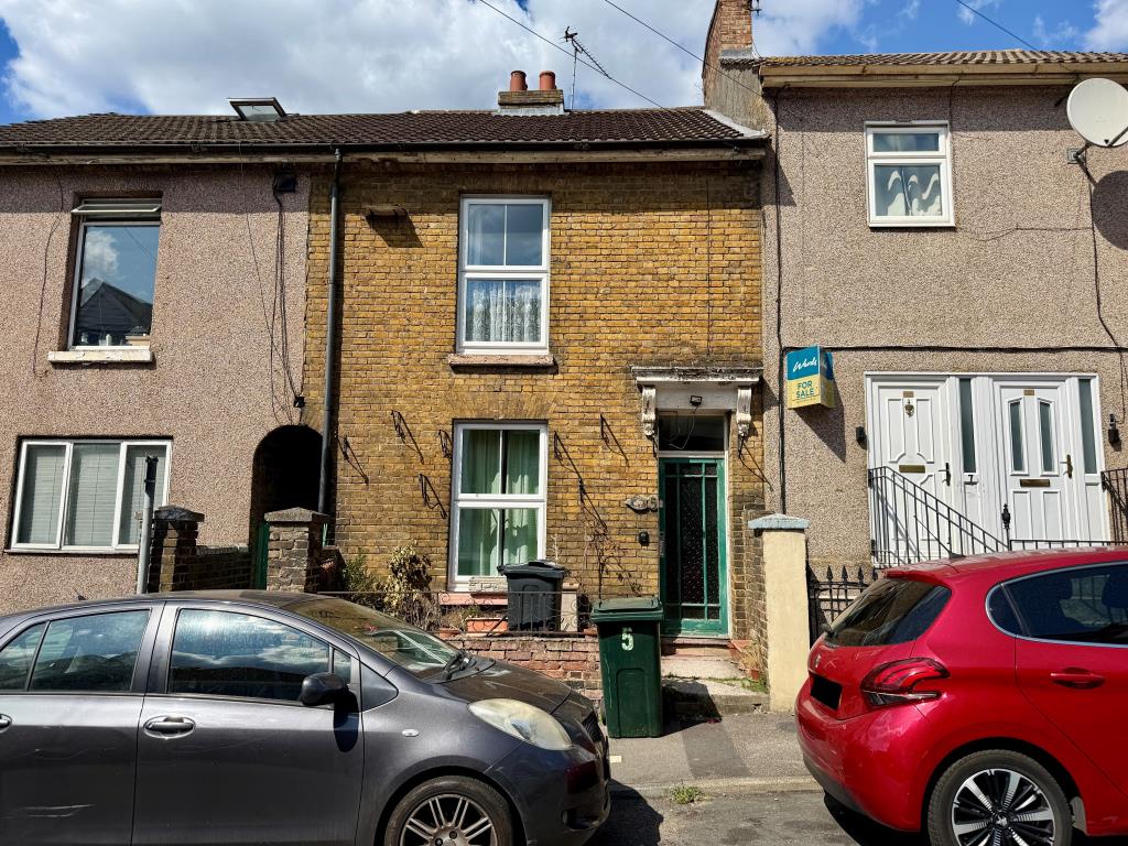 Lot: 87 - MID-TERRACE HOUSE FOR REFURBISHMENT - Mid-terrace house